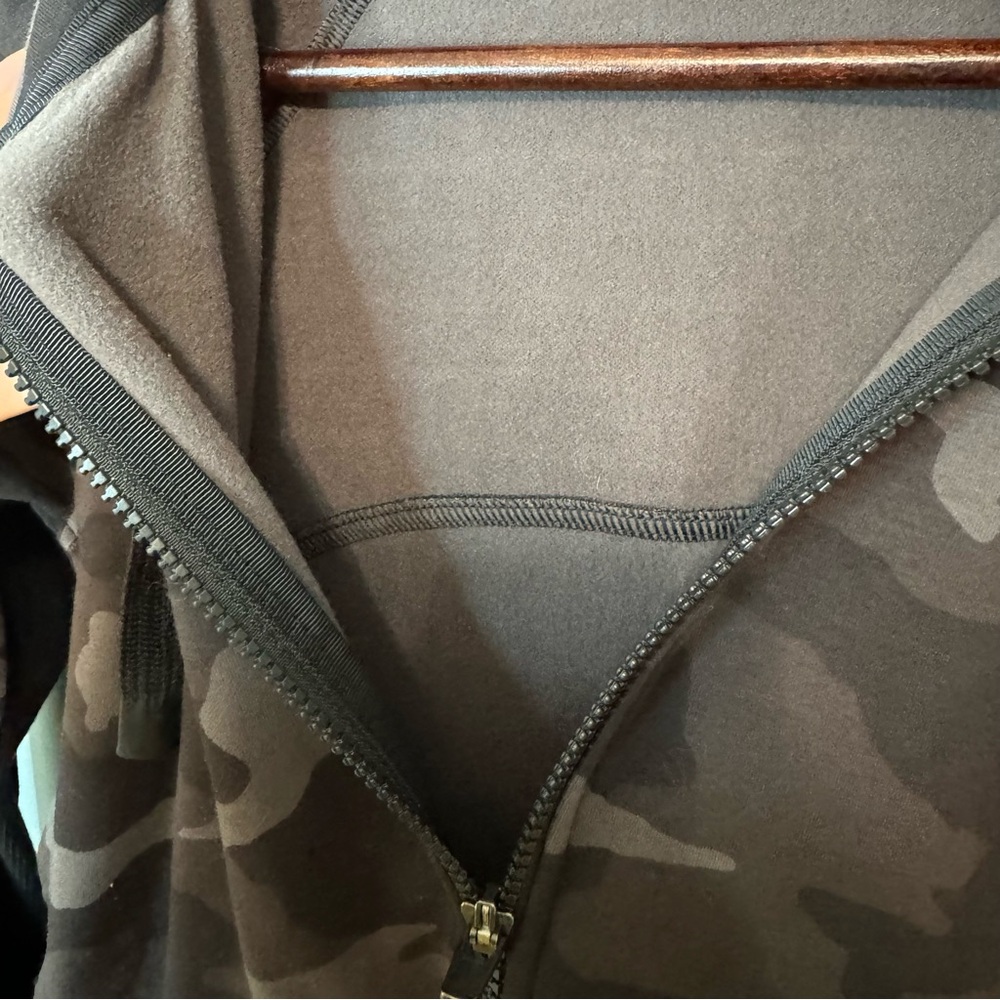 Athleta Triumph Zip Up Hoodie in Black Camo. EUC. Women’s Size Small - Picture 5 of 14
